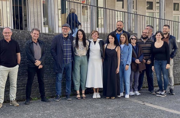 Miembros de Compostela Aberta en la presentación de María Rozas como candidata.