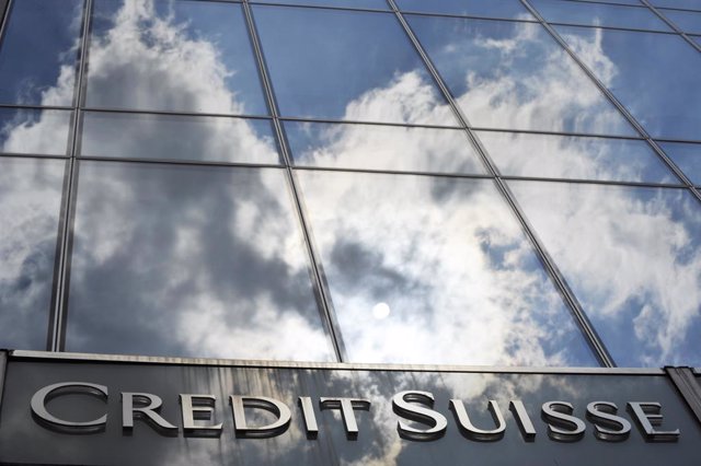 Archivo - FILED - 14 July 2010, Hessen, Frankfurt_Main: A general view of the Credit Suisse bank logo placed onto the main entrance of the bank's branch in Frankfurt. Swiss bank Credit Suisse Group announced the return of Dixit Joshi to the company, who w