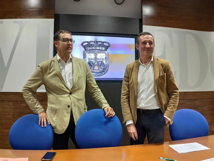 Los concejales de Economía y Cultura, Javier Cuesta y José Luis Costillas, en rueda de prensa.