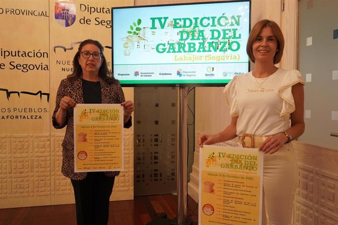 La diputada de Prodestur, Magdalena Rodríguez (i), y la alcaldesa de Labajos, Margarita Meroño.