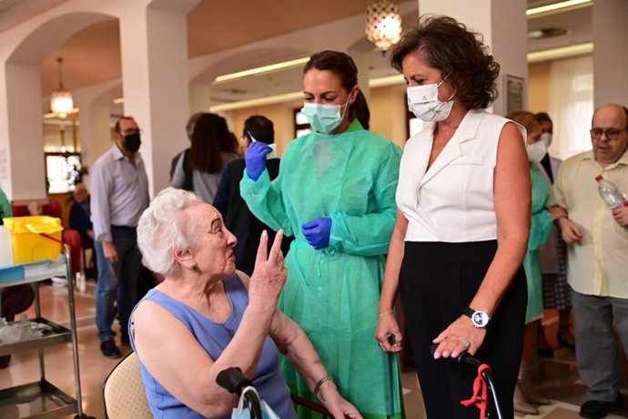Catalina García, a la derecha en la imagen, en el inicio de la campaña de vacunación gripe-covid 22-23