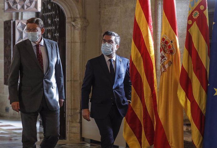 Archivo - El presidente de la Generalitat, Ximo Puig (i), y el presidente de la Generalitat de Cataluña, Pere Aragonés (d), en el Palau de la Generalitat valenciana, a 8 de septiembre de 2021, en Valencia, Comunidad Valenciana, (España). Este encuentro 