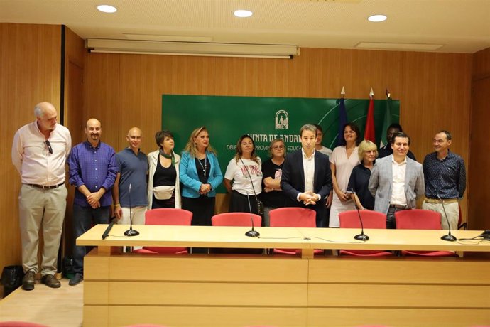 El delegado de Desarrollo Educativo y Formación Profesional de la Junta en Huelva recibe a 34 alumnos de secundaria de Italia, Austria y Reino Unido que visitan el IES Alonso Sánchez de la capital.