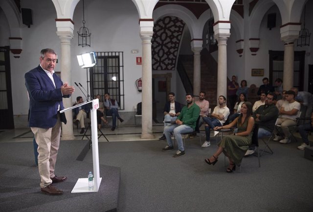 El secretario general del PSOE-A, Juan Espadas, durante una rueda de prensa. A 03 de octubre de 2022, en Sevilla (Andalucía, España). 