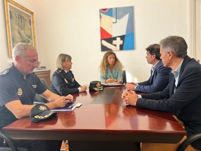 Reunión de la delegada del Gobierno en Cantabria, Ainoa Quiñones; representantes de la Policía Nacional y directivos del Racing de Santander