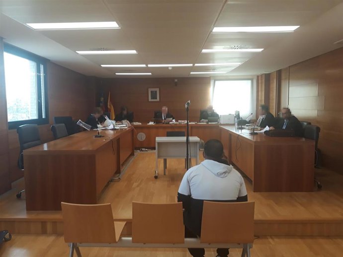 Suspendido un juicio al no comparecer la acusada