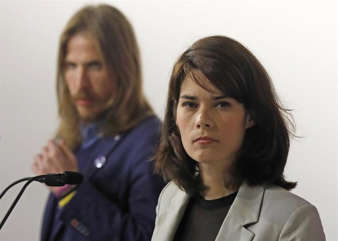 Archivo - Los portavoces de Podemos, Isa Serra y Pablo Fernández, ofrecen una rueda de prensa, a 25 de octubre de 2021, en Madrid, (España).