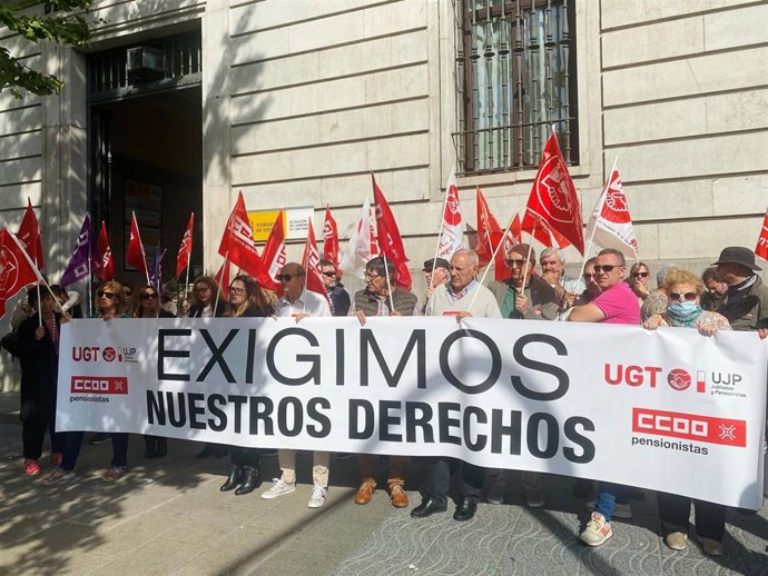 UGT y CCOO se concentran ante la Delegación del Gobierno