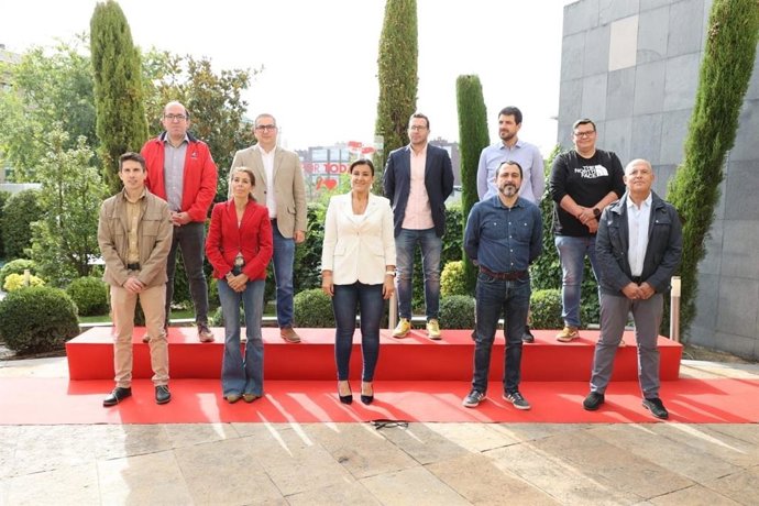 Ana Sánchez posa con los nueve secretarios de Organización provinciales
