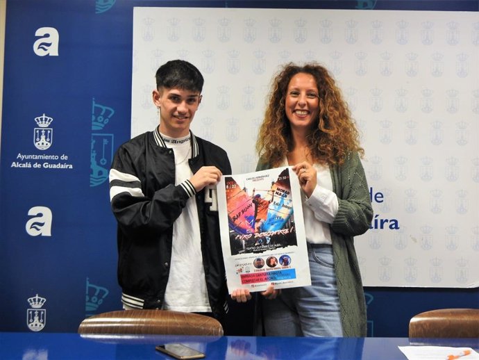 La delegada de Juventud del Ayuntamiento de Alcalá de Guadaíra, Rosa Carro, y el organizador del evento, Carlos Hernández.