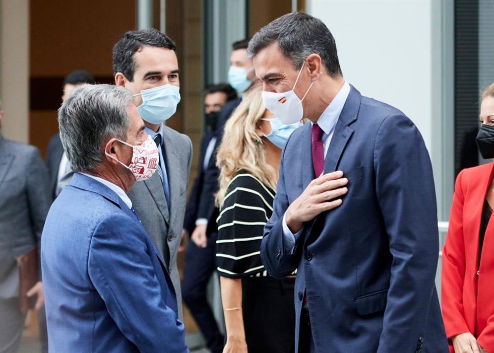Archivo - El presidente de Cantabria, Miguel Ángel Revilla, junto al presidente del Ejecutivo central, Pedro Sánchez, en una foto de achivo