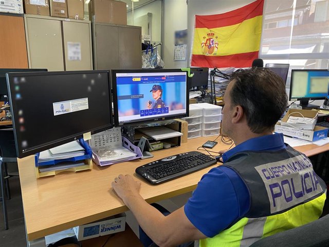 Nota De Prensa: "La Policía Nacional Ha Detenido Al Camarero De Un Bar Que Realizó Presuntamente Una Grabación Oculta A Una Clienta En El Aseo"