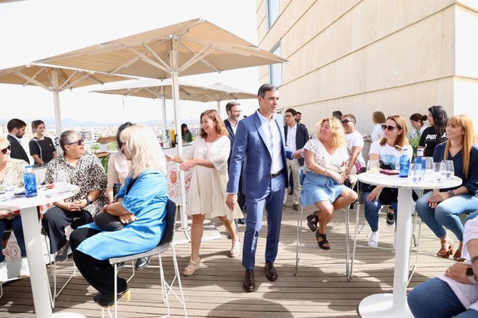 La presidenta del Govern, Francina Armengol, y el presidente del Gobierno de España, Pedro Sánchez, se reúnen con representantes del colectivo de trabajadoras del sector turístico.