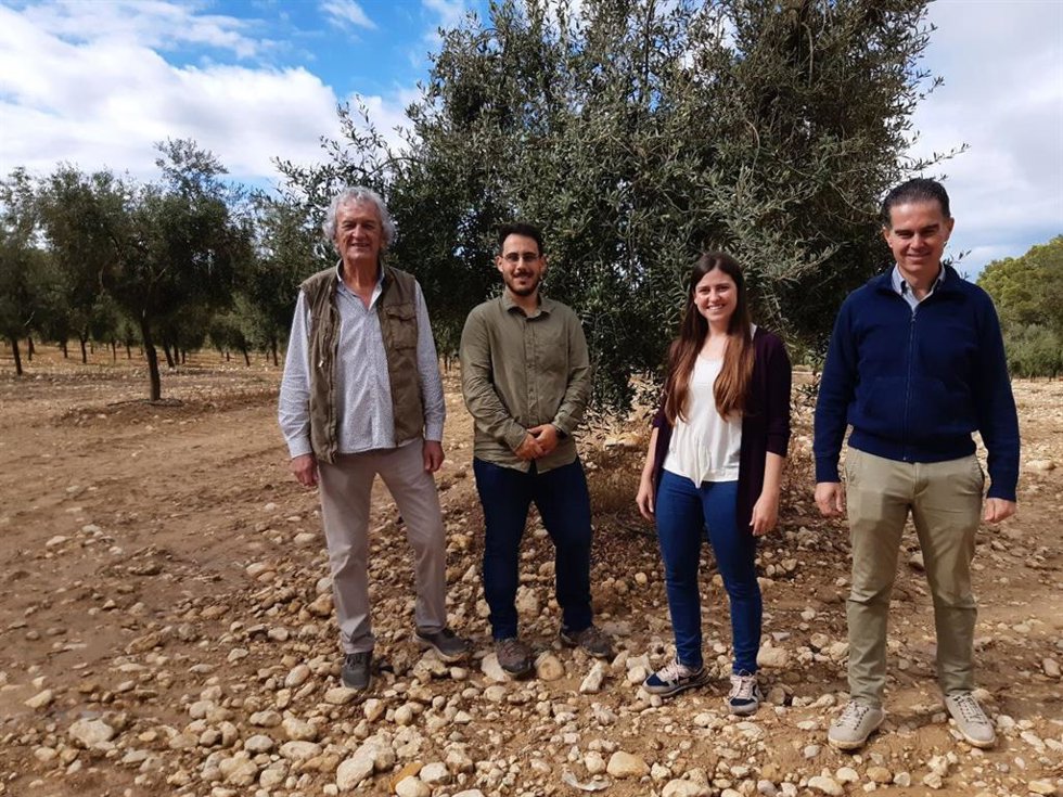 La vicepresidenta del Consell y consellera insular de Sostenibilidad y Medio Ambiente, Aurora Ribot, y el director insular de Residuos, Juan Carrasco, visitan la finca Treurer
