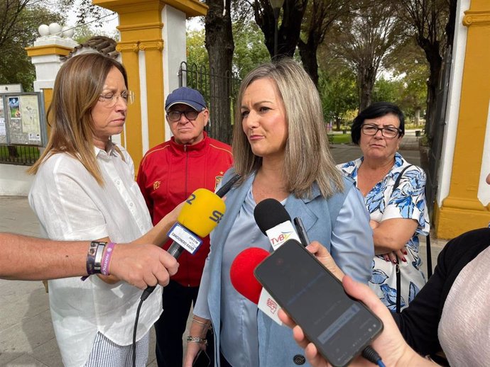 La senadora del PSOE por Córdoba María Jesús Serrano atiende a los medios.