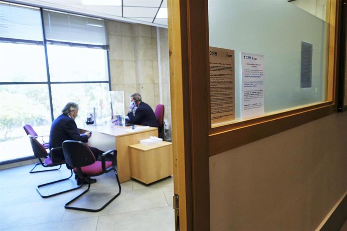 Archivo - Un trabajador protegido con guantes y mascarilla 
