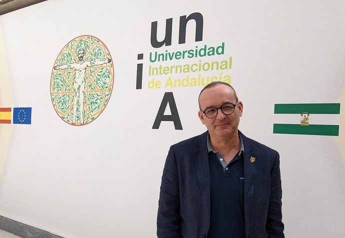 El poeta y crítico literario Juan Carlos Abril dirige estos días en la sede de la UNIA en Sevilla el curso 'La poesía andaluza hoy'