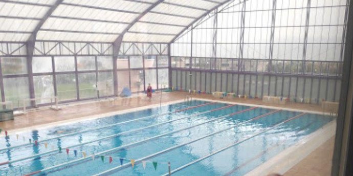 Piscina cubierta en Villamediana