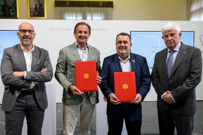 El consejero de Acción Social y Familia, Ángel Lorén, y el Alto Comisionado para la Lucha contra la Pobreza Infantil, Ernesto Gasco, han suscrito la adhesión de la ciudad a la iniciativa Alianza País Pobreza Infantil Cero.