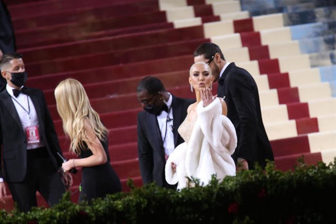 Archivo - 02 May 2022, US, New York: American socialite Kim Kardashian (2nd R) arrives to attend the 2022 Met Gala at the Metropolitan Museum of Art. Photo: Sonia Moskowitz Gordon/ZUMA Press Wire/dpa