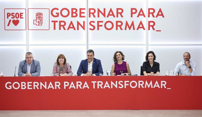 Archivo - (I-D) El secretario de Organización del partido socialista, Santos Cerdán; la presidenta del PSOE, Cristina Narbona; el presidente del Gobierno, Pedro Sánchez; la número dos del partido, María Jesús Montero; la secretaria de Igualdad en la Com