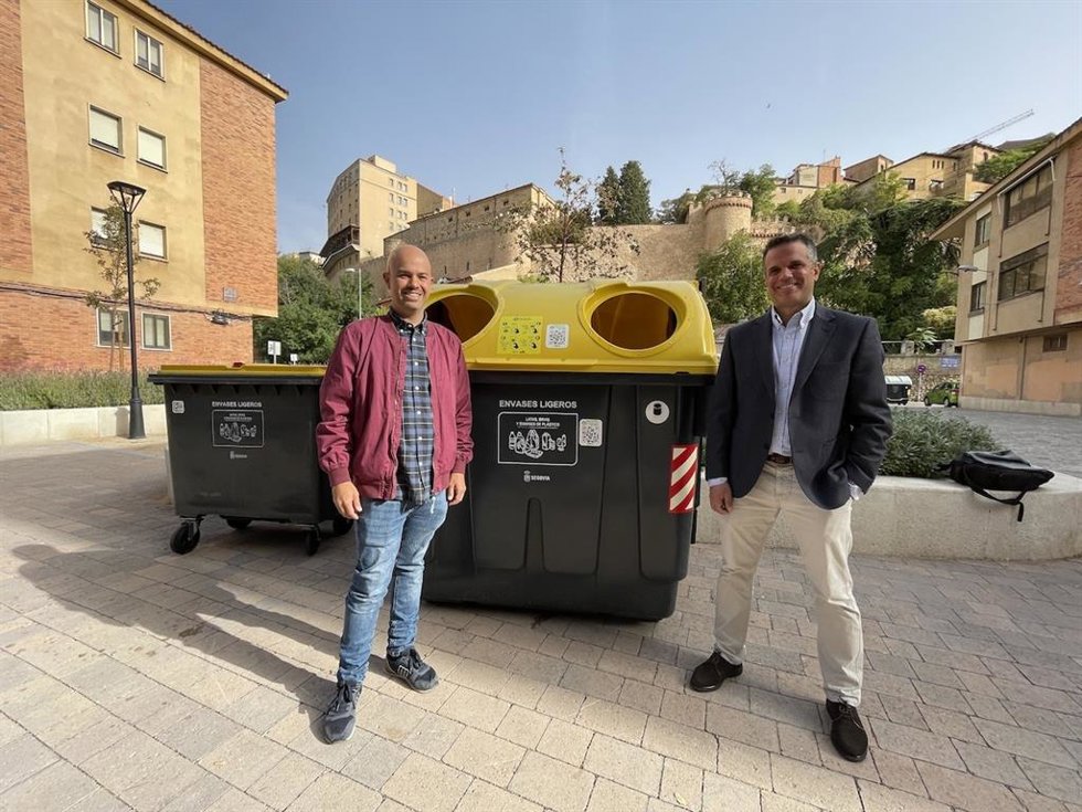 El concejal de Medio Ambiente, Ángel Galindo, y el gerente de Ecoembes en Castilla y León, Jorge Serrano.