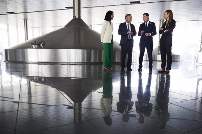 El presidente de la Junta de Andalucía, Juanma Moreno, (2d) durante la visita las de obras de la futura planta termosolar de Heineken-Engie, a 3 de octubre de 2022 en Sevilla (Andalucía, España).