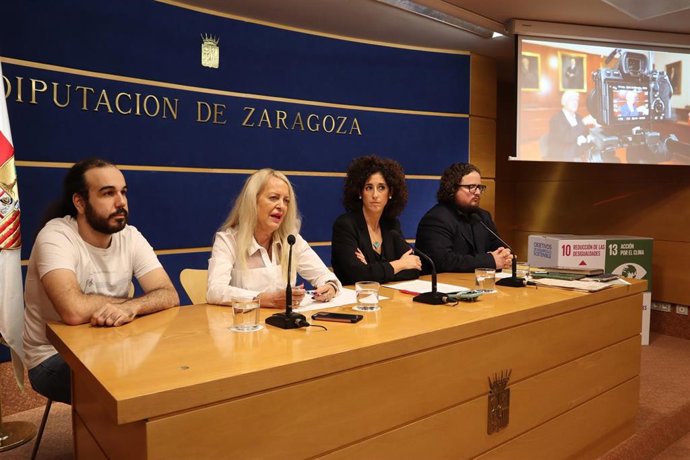De izquierda a derecha,  el responsable del proyecto, Guillermo Aguilera; la diputada delegada de Cultura de la DPZ, Ros Cihuelo; la concejala de Cultura del Ayuntamiento de Alagón, Elena García Juango; y el productor del documental, Carlos Bonal.