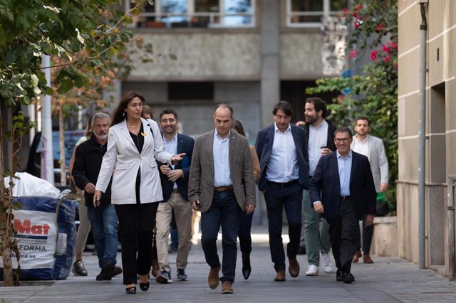 La presidenta de Junts, Laura Borràs (2i); el exvicepresidente del Govern Jordi Puigneró (2i), y el secretario general de Junts, Jordi Turull (c); a su llegada a la reunión de la Ejecutiva, a 3 de octubre de 2022, en Barcelona, Catalunya (España). El exvi