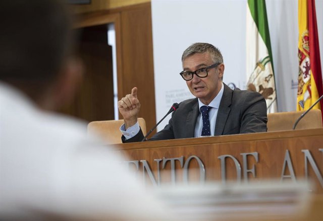 El portavoz de Vox en el Parlamento de Andalucía, Manuel Gavira, en una imagen de archivo de una rueda de prensa. 
