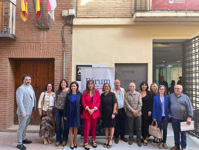 La consejera Sira Repollés, junto con los representantes de las entidades que componen el Fórum y la alcaldesa de Ejea, Teresa Ladrero.