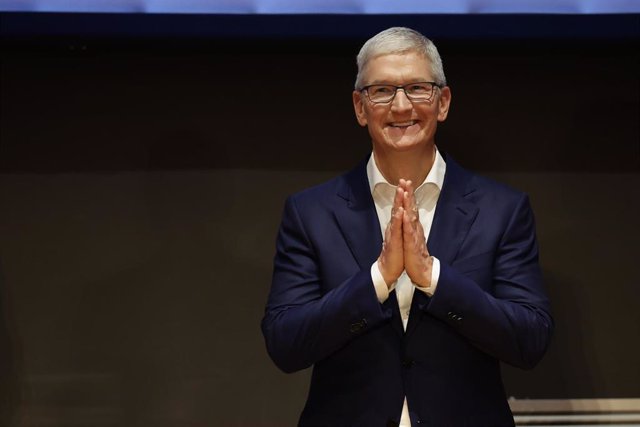 29 September 2022, Italy, Naples: Chief Executive Officer of Apple Tim Cook attends a meeting with students of the Apple Developer Academy. Photo: Alessandro Garofalo/LaPresse via ZUMA Press/dpa