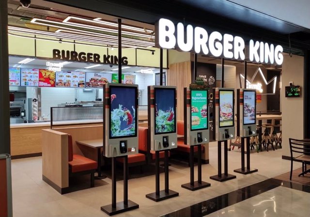 Archivo - Nuevo Burger King en el Centro Comercial La Farga de L'Hospitalet de Llibregat (Barcelona)