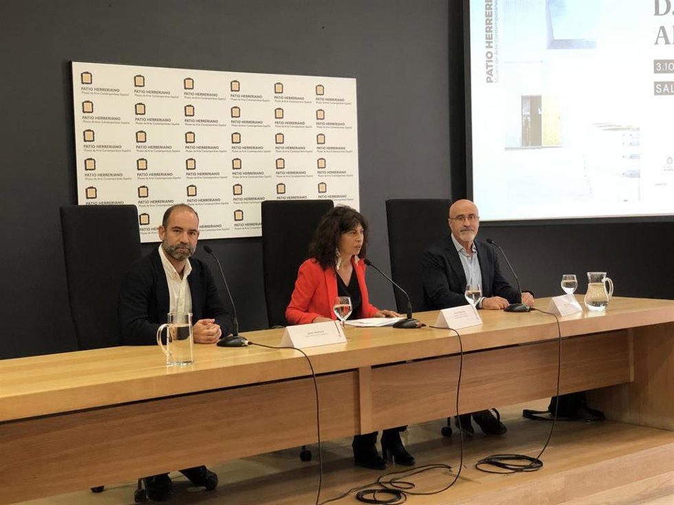 De izda a dcha: el director del Museo Patio Herreriano, Javier Hontoria; la concejal de Cultura y Turismo, Ana Redondo, y el presidente de Coava, Manuel Vecino, durante la presentación de la exposición y actividades con motivo del Día de la Arquitectura.