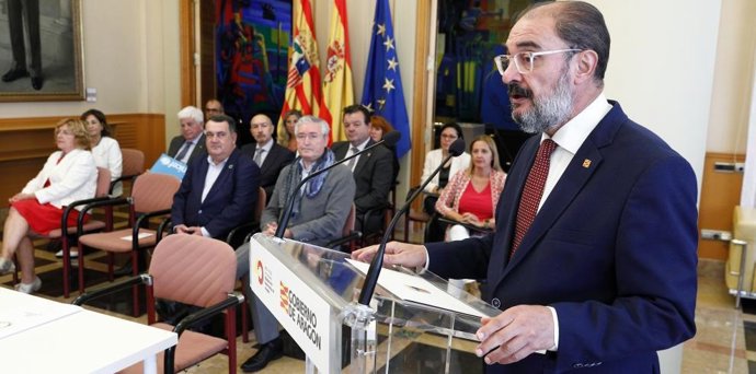 El presidente de Aragón, Javier Lambán, acusa al PP de hacer "populismo fiscal" mientras su Gobierno analiza la realidad aragonesa para una reformulación en esta materia.