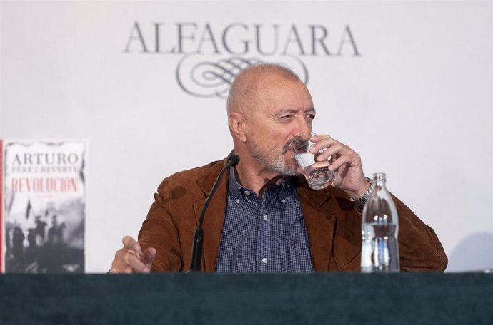 El escritor Arturo Pérez-Reverte durante la presentación de su libro Revolución, en The Westin Palace