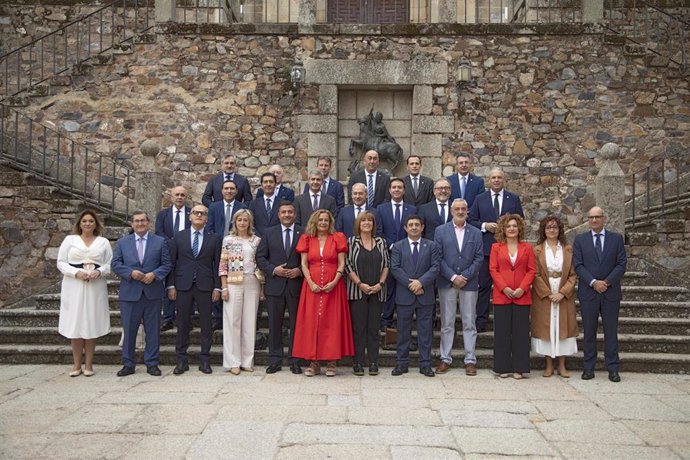 Miembros de la Comisión de diputaciones provinciales, cabildos y consejo insulares de la FEMP que se han reunido en Cáceres