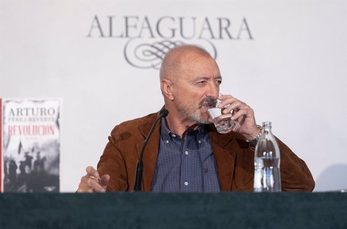 El escritor Arturo Pérez-Reverte bebe agua durante la presentación de su libro Revolución, en The Westin Palace, a 3 de octubre de 2022, en Madrid (España). Revolución es un relato de aventuras ambientado en México en tiempos de Emiliano Zapata y Fr