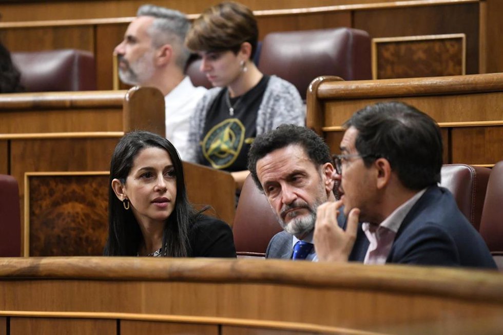 La líder de Cs, Inés Arrimadas, y el portavoz adjunto de Ciudadanos en el Congreso, Edmundo Bal, en una sesión plenaria