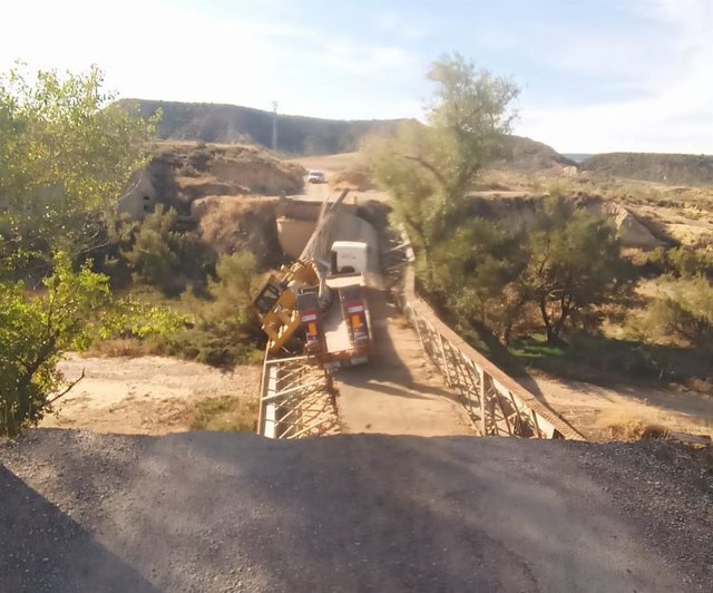 Estado en el que ha quedado el puente sobre el río Alcanadre, en la carretera HU-833, entre Villanueva de Sijena y Sena (Huesca), tras hundirse por el paso de un camión.