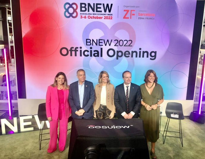 La CEO del CZFB, Blanca Sorigué; el delegat de l'Estat en el CZFB, Pere Navarro; la delegada del Govern central a Catalunya, Maria Eugnia Gay, el secretari de la Generalitat Albert Castellanos, i la tinent d'alcalde Laia Bonet, inauguren la BNEW.