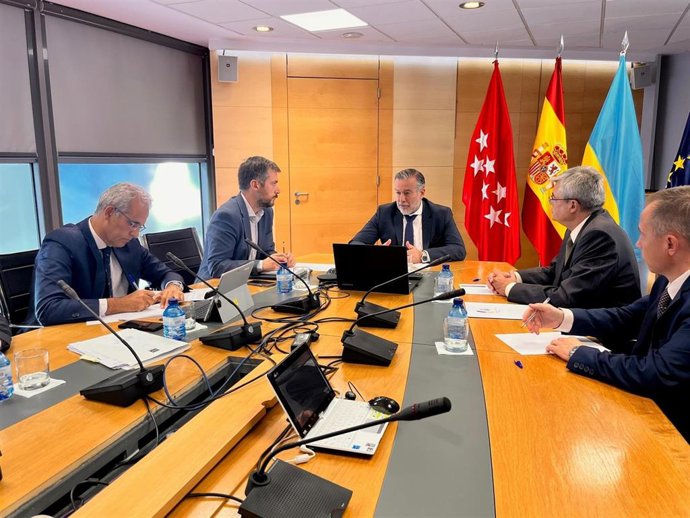 El consejero de Presidencia, Justicia e Interior de la Comunidad de Madrid, Enrique López se ha reunido hoy con el embajador de Ucrania en España para hacer balance de las iniciativas solidarias impulsadas