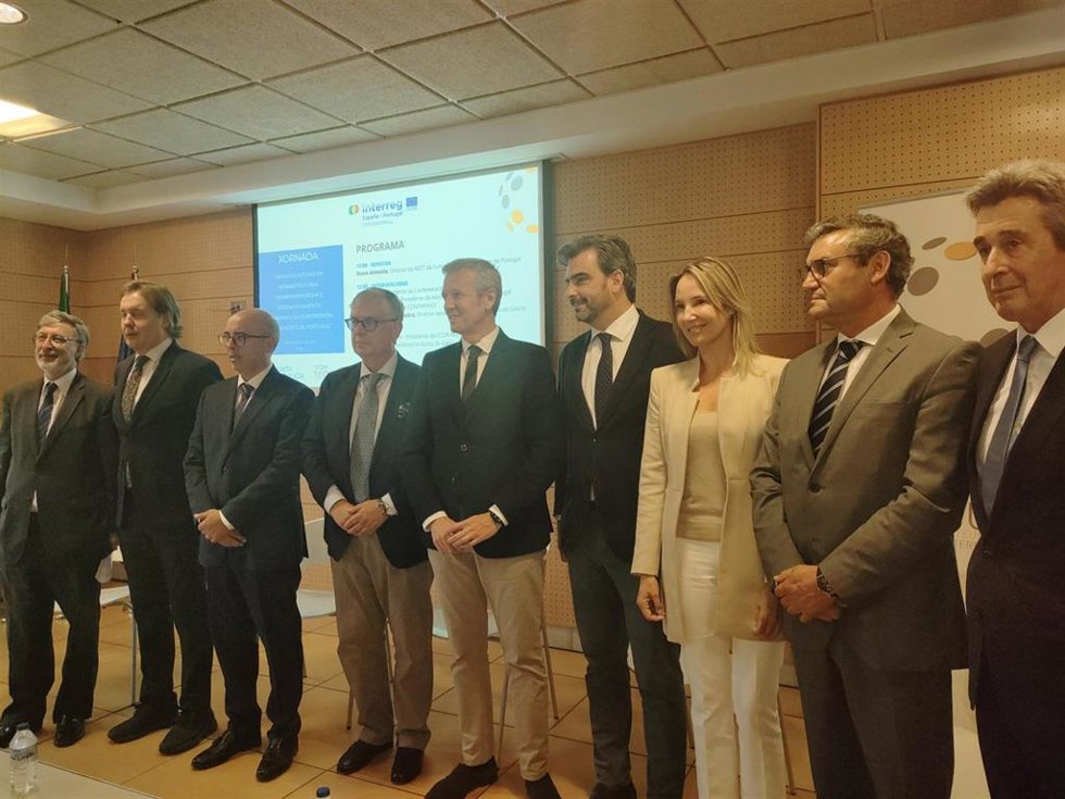 El presidente de la Xunta, Alfonso Rueda, entre otras autoridades, en la clausura de la jornada 'Desafíos actuales en infraestructuras transfronterizas y desarrollo económico de la eurorregión Galicia-Norte de Portugal'.