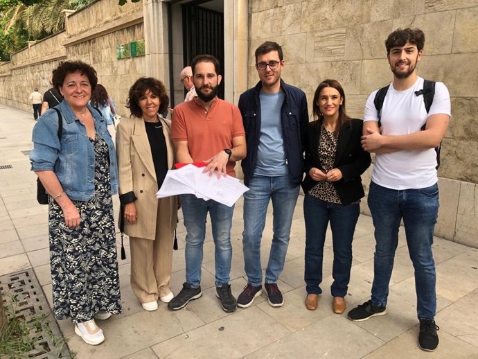 Entrega de firmas para reclamar refuerzo de personal en el consultorio médico de Láchar (Granada)