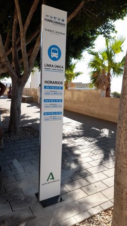 Parada de bus gratuito entre el HUT y el parking del Centro Comercial Torrecárdenas.