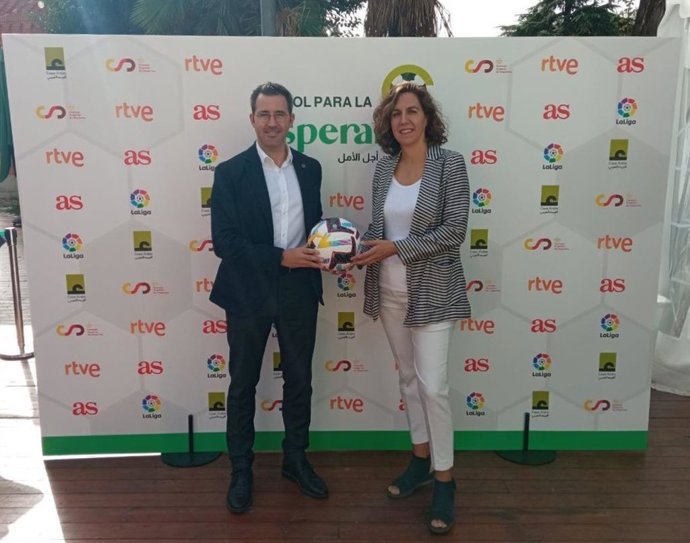 LaLiga y Casa Árabe sellan su alianza estratégica para promocionar la cultura y el deporte árabes, con la presencia de la directora general de Casa Árabe, Irene Lozano.