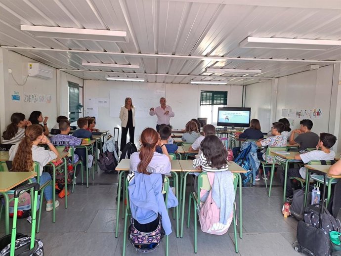 Caja Rural de Aragón organiza unas charlas en el Colegio Don Bosco de Zaragoza, con motivo de la celebración, este lunes, del Día de la Educación Financiera.