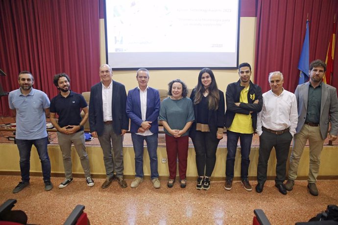 Foto de familia de integrantes de los proyectos de la Universidad de Oviedo seleccionados para la próxima edición del programa Xplore Technology Awards 2023 de la multinacional alemana Phoenix Contact (Escuela Politécnica de Ingeniería de Gijón)