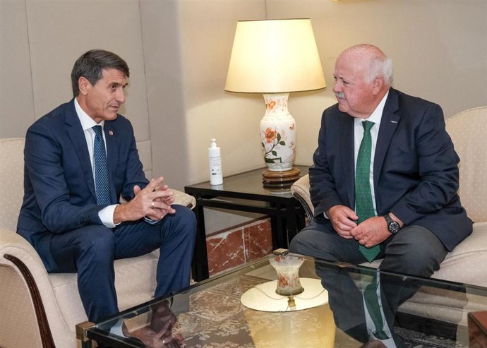 El delegado del Gobierno en Andalucía, Pedro Fernández, y el presidente del Parlamento andaluz, Jesús Aguirre, en una reunión al inicio de la XII legislatura andaluza.