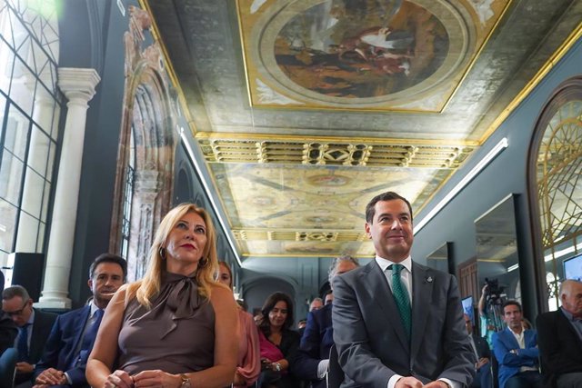 La consejera de Economía y Hacienda, Carolina España, y el presidente de la Junta de Andalucía, Juanma Moreno, en una imagen de 21 de septiembre.